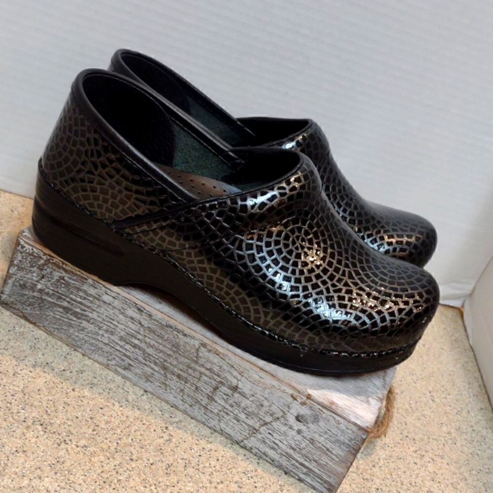 👍 Dansko Black Patterned Clogs ** Flawed**. Size 38.   A3.